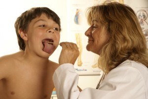 Eine Mandelentzündung kann durch eine Untersuchung des Mund- und Rachenraums schnell festgestellt werden.